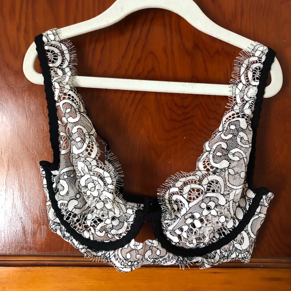 Black and White Lace Underwire Bra - 32C